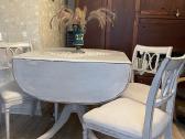 Stalas Shabby Chic su kedemis