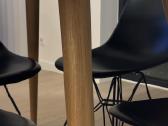 Inside design studio stalas ir kėdės