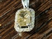 Parduoda auksinį pakabuką su 0.91ct briliantų.