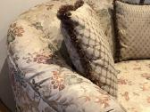 Dvivietė sofa + pufas. Klasika. Dydis 1500x950x750 - nuotraukos Nr. 3