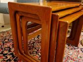 Vintažinių mid century tikmedžio staliukų trio