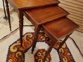 Vintažinių mid century raudonmedžio staliukų trio