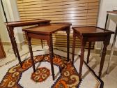 Vintažinių mid century raudonmedžio staliukų trio - nuotraukos Nr. 6