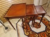 Vintažinių mid century raudonmedžio staliukų trio - nuotraukos Nr. 12