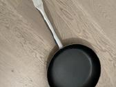Keptuvė su Npl rankena d. 32cm h-5,5cm Nauja