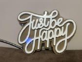 Medinis užrašas ant sienos: Just Be Happy