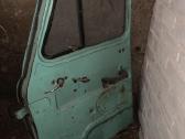 Įvairūs sovietinių automobilių stiklai.