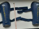 Futbole, ant kojų dedamos "umbro" apsaugos