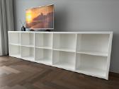 TV, knygų lentyna