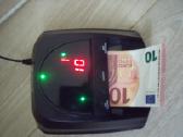 Pinigu tikrinimo aparatas