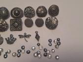 Metalinės sagos,pakabukai.