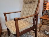 Vintažinis mid century raudonmedžio fotelis