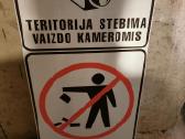 Ženklas.negalima šiukšlinti. Stebima 20 euru