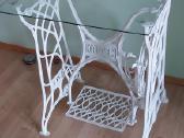 Staliukas stiklinis iš antikvarinių siuvimo kojų - nuotraukos Nr. 2