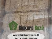 Medžio pjuvenų briketai, malkos konteineriuose.