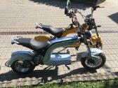 Parduodami du elektriniai motoroleriai