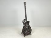 Metalinė steampunk stiliaus gitaros skulptūra