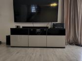 Ikea "Besta" TV staliukas ir pakabinamos lentynos