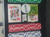 Pokerio lagaminas žetonai su kortomis.