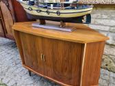 Vintažinė mid century riešuto kampinė spintelė