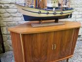 Vintažinė mid century riešuto kampinė spintelė - nuotraukos Nr. 4