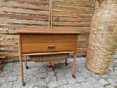 Vintažinis mid century rankdarbių staliukas