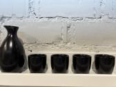Sake puodeliai iš keramikos ir grafinas