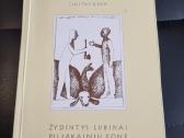 Žydintys lubinai piliakalnių fone