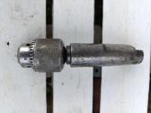 Metalo gręžimo staklių griebtuvas