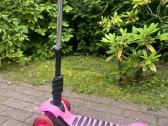 Rožinis trijų ratų vaikiškas paspirtukas