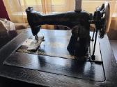 Siuvimo mašina su kojiniu mechanizmu