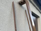 Mediniai minimalistinio stiliaus karnizai