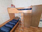 Parduodu 2 vaikiškas dviaukštes lovas su spinta