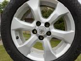 Parduodami Toyota ratlankiai su padangomis