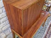 Vintažinis mid century riešutmedžio baro staliukas - nuotraukos Nr. 28