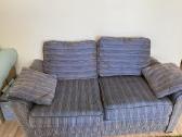 Sofa su miegama dalimi nebrangiai