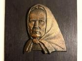 Žemaitės bareljefas su skulptoriaus Žuklio vardu