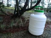 Maist. bidon. plastik. naujas 10 litrų ir emal.3 l