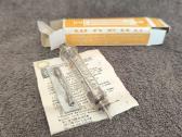 Senovinis medicininis švirkštas dėžutėje