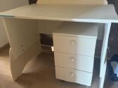 Rasomasis stalas ir ergonomine kede kaina 100€.