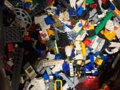 Lego detalių pilna dėžė ir traktorius