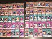 100 skirtingų Yu-gi-oh kortų, visų po 3 vienetus.