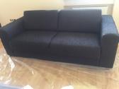 Stilinga tamsu sofa
