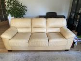 Odinė sofa- lova gelsva su ištrauk mechanizmu