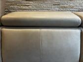 Parduodama puikios būklės odinė sofa su pufu - nuotraukos Nr. 7