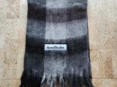 Stilingas Acne Studios šalikas