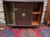 Vintažinė mid century riešutmedžio spintelė/baras