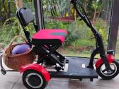 Kompaktiškas, sulankstomas elektrinis triratis.