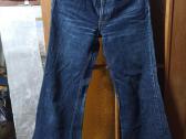 Platėjantys Levi's džinsai