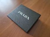 Juoda „prada“ odinė piniginė.